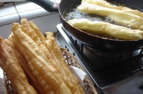 为什么油条被称为油炸桧，油条俗称油炸桧这是对哪位历史人物的同情（油条原来与秦桧有关）