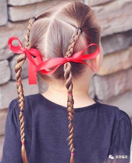 把头发先扎成四个小马尾辫,然后把前面两个马尾辫编成麻花辫后合并到