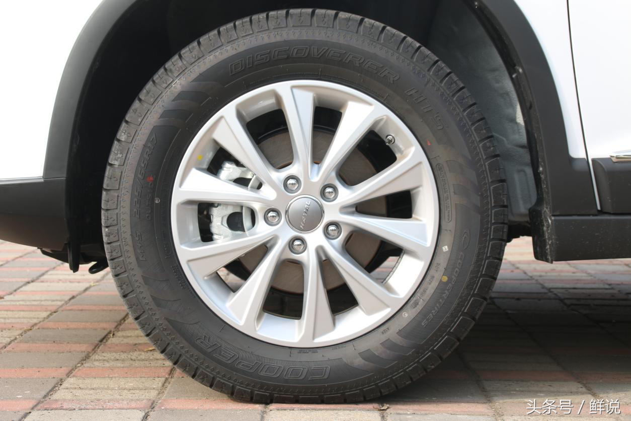 来自于cooper的225/65r17的轮胎胎壁非常厚,保持了该有的轮胎舒适度及