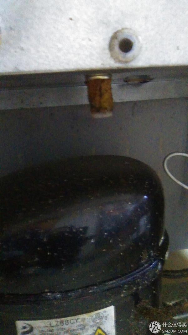 冰箱积水怎么处理，冰箱冷藏室有水（2种冰箱冷藏室积水的泄水管疏通方法）