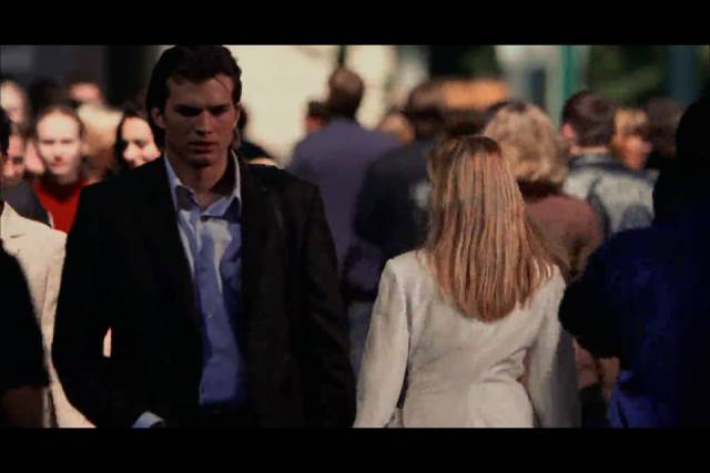 与本来是他爱人的凯丽在茫茫人海里相遇,却只是相视一秒而后擦肩而过