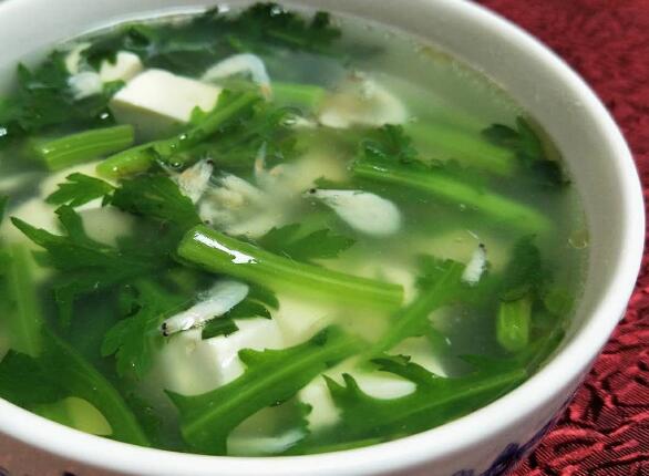 3,倒入茼蒿煮开.2,锅中加适量清水,放进豆腐块儿和虾皮煮一会.