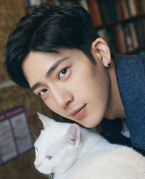 观音痣一定在眉心中间吗,脸上有痣的男星