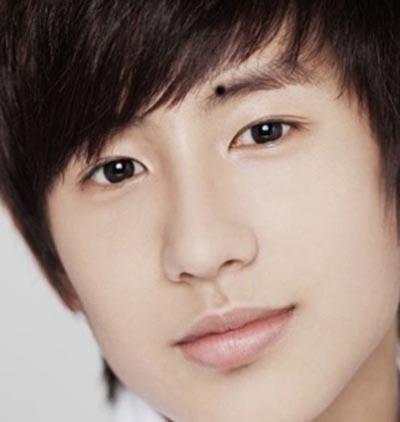 这种男人损友多,眉毛周围有痣就是破坏了朋友宫,所以四周都是坏朋友