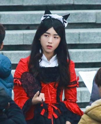 于朦胧:这位大姐,本来扮相还是可以的,可是这粗胳膊毛腿的,还有那一双