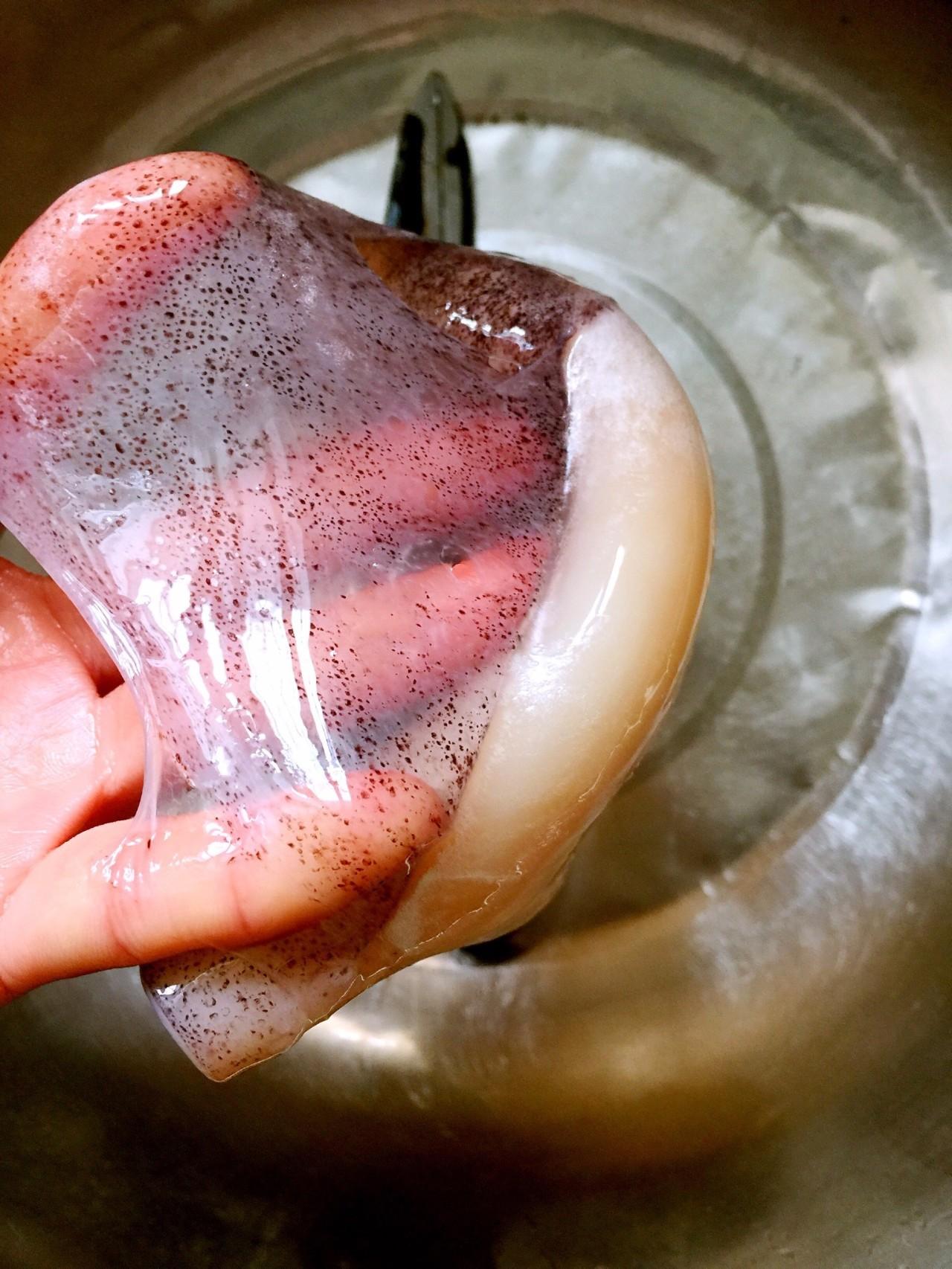 鱿鱼怎么切花刀,鱿鱼怎样切花(如何切出漂亮的鱿鱼花刀)