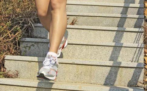 空腹爬楼梯能减肥吗，每天爬30层楼坚持了一年（爬楼梯可以减肥吗）