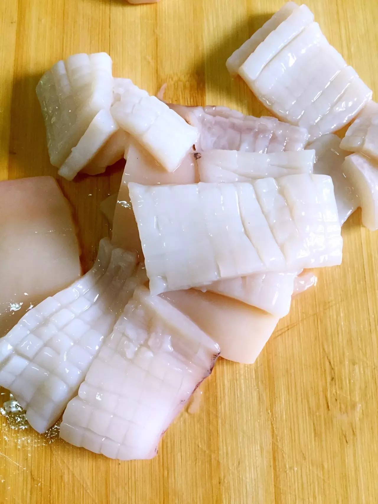 鱿鱼怎么切花刀,鱿鱼怎样切花(如何切出漂亮的鱿鱼花刀)