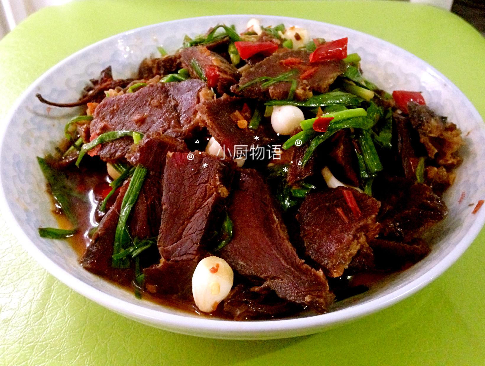 风干牛肉怎么吃，风干的牛肉怎么吃（跟着老爸学做菜系列之超级下酒菜——小炒风干牛肉的做法）