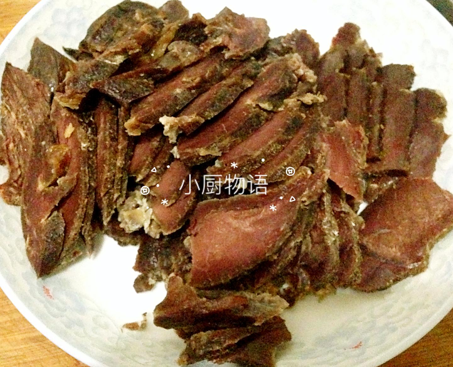 风干牛肉怎么吃，风干的牛肉怎么吃（跟着老爸学做菜系列之超级下酒菜——小炒风干牛肉的做法）