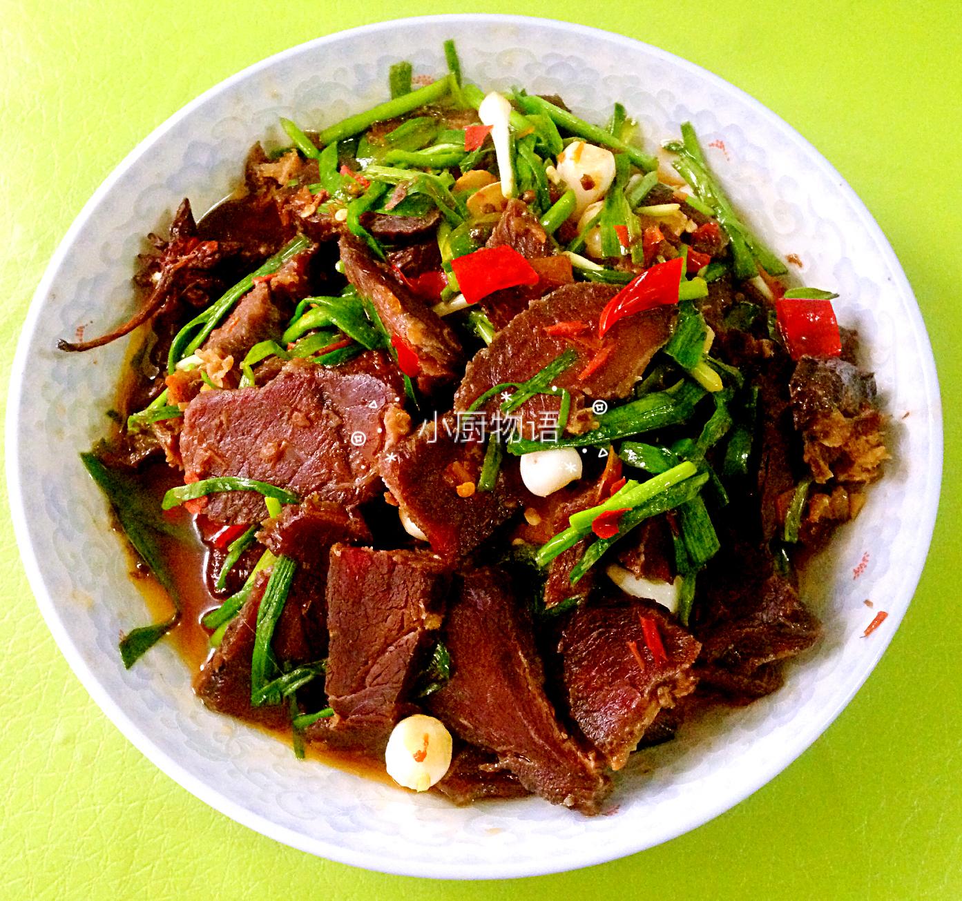 风干牛肉怎么吃，风干的牛肉怎么吃（跟着老爸学做菜系列之超级下酒菜——小炒风干牛肉的做法）