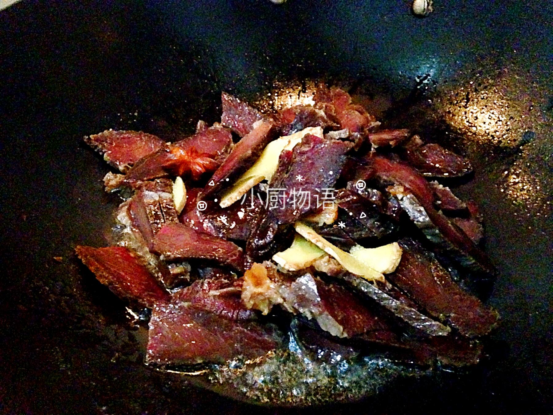 风干牛肉怎么吃，风干的牛肉怎么吃（跟着老爸学做菜系列之超级下酒菜——小炒风干牛肉的做法）