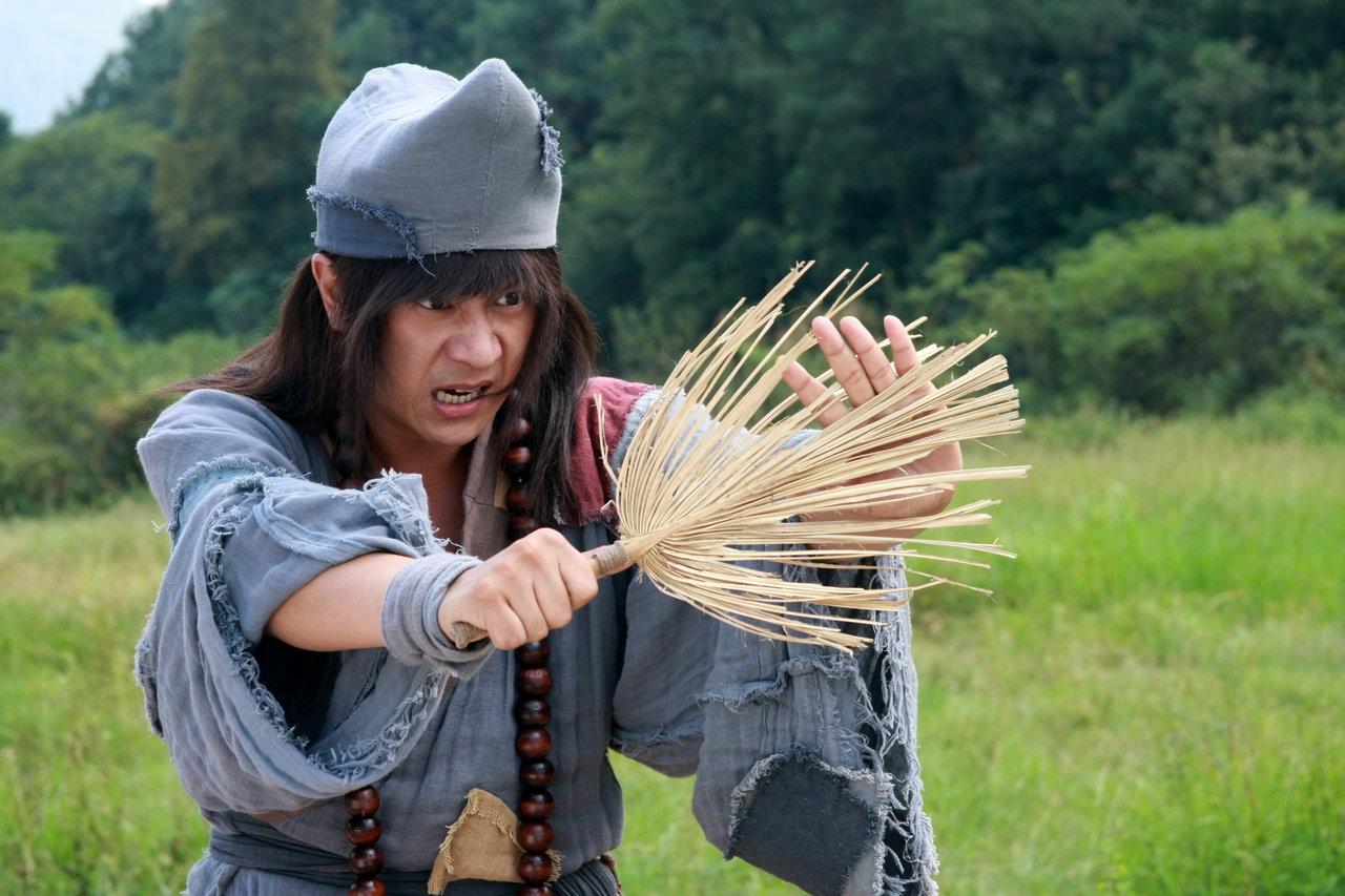 济公(1130-1209),原名李修元,出生于天台,是南宋禅宗高僧,法名道济.