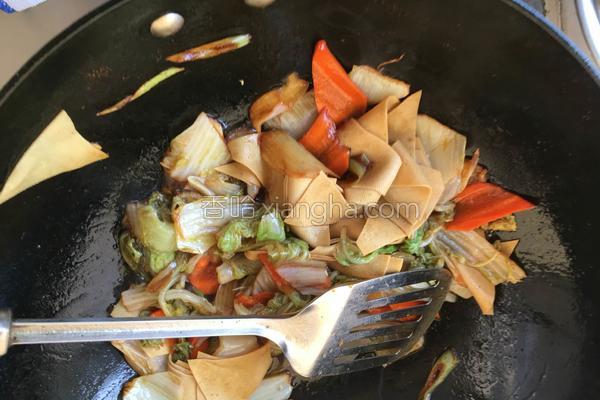 制作白菜炒木耳的方法，木耳白菜功效（白菜炒木耳）