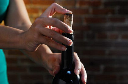 红酒没有开瓶器怎么开(开瓶器开红酒的正确方法)插图