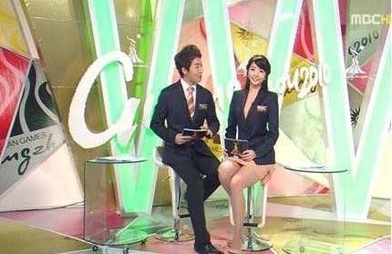 主持人没穿内裤，央视女主播凸点（豪放女主持春光外泄：）