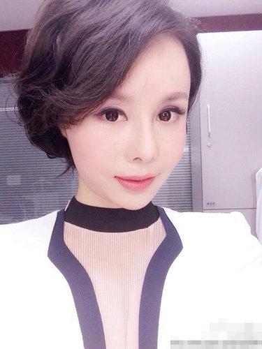 主持人没穿内裤，央视女主播凸点（豪放女主持春光外泄：）