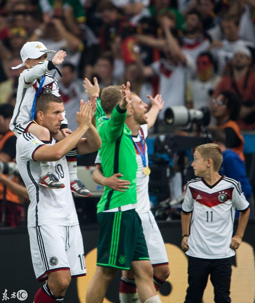 老照片：2014世界杯决赛瞬间，兴奋的德国队，迷茫的梅球王