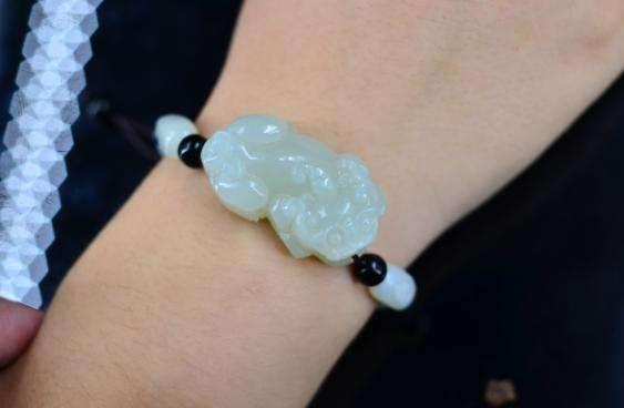 佩戴貔貅不仅是为了装扮美,更希望能给我们带来用之不尽的财富,然而要