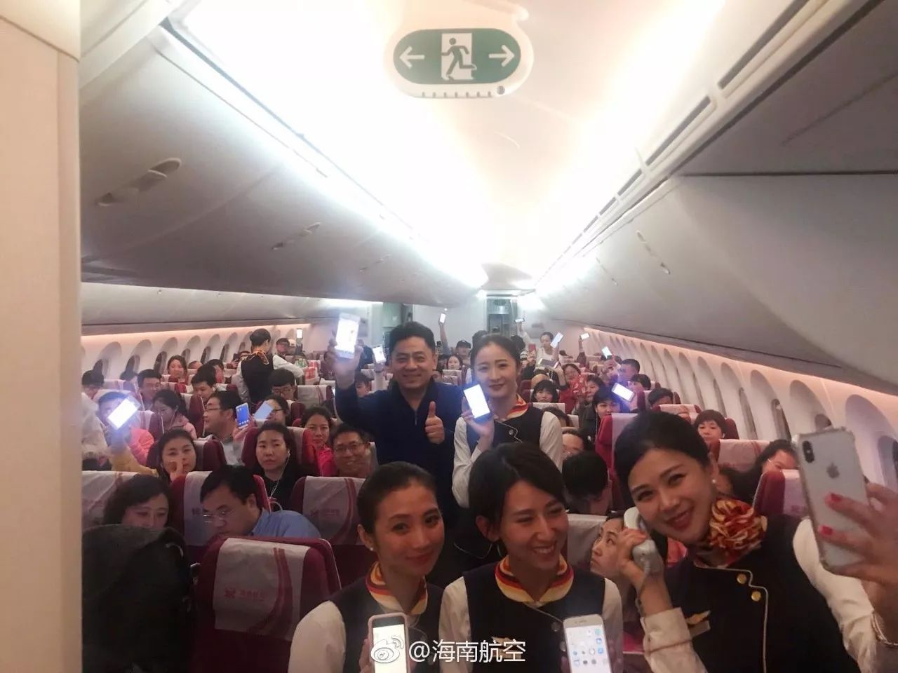 飞机可以玩手机吗，飞机上可以玩手机吗（飞机上终于允许玩手机了）