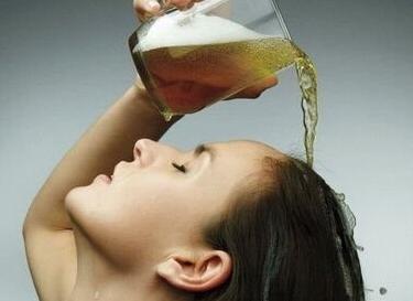 啤酒可以洗头吗，啤酒洗头有什么好处（啤酒洗头有哪些好处）