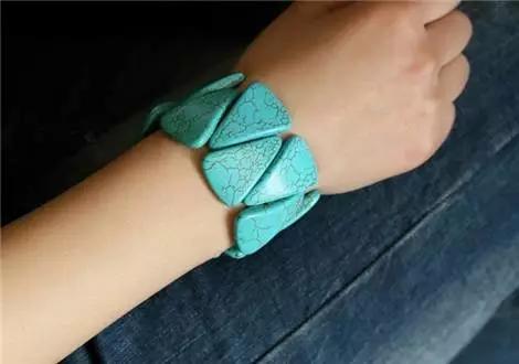 红刚玉的功效与作用，绿刚玉的功效与作用（女人一生要学这7种宝石）