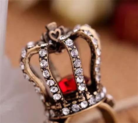 红刚玉的功效与作用，绿刚玉的功效与作用（女人一生要学这7种宝石）