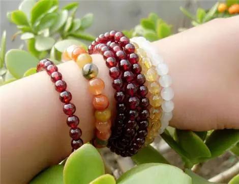 红刚玉的功效与作用，绿刚玉的功效与作用（女人一生要学这7种宝石）