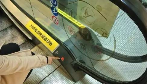“荆州电梯吞人”事故中的妈妈在落入电动扶梯后究竟因何种原因致死，扶梯内部会对人体造成哪些损伤（女子被搅入扶梯最后一刻双手举出孩子）