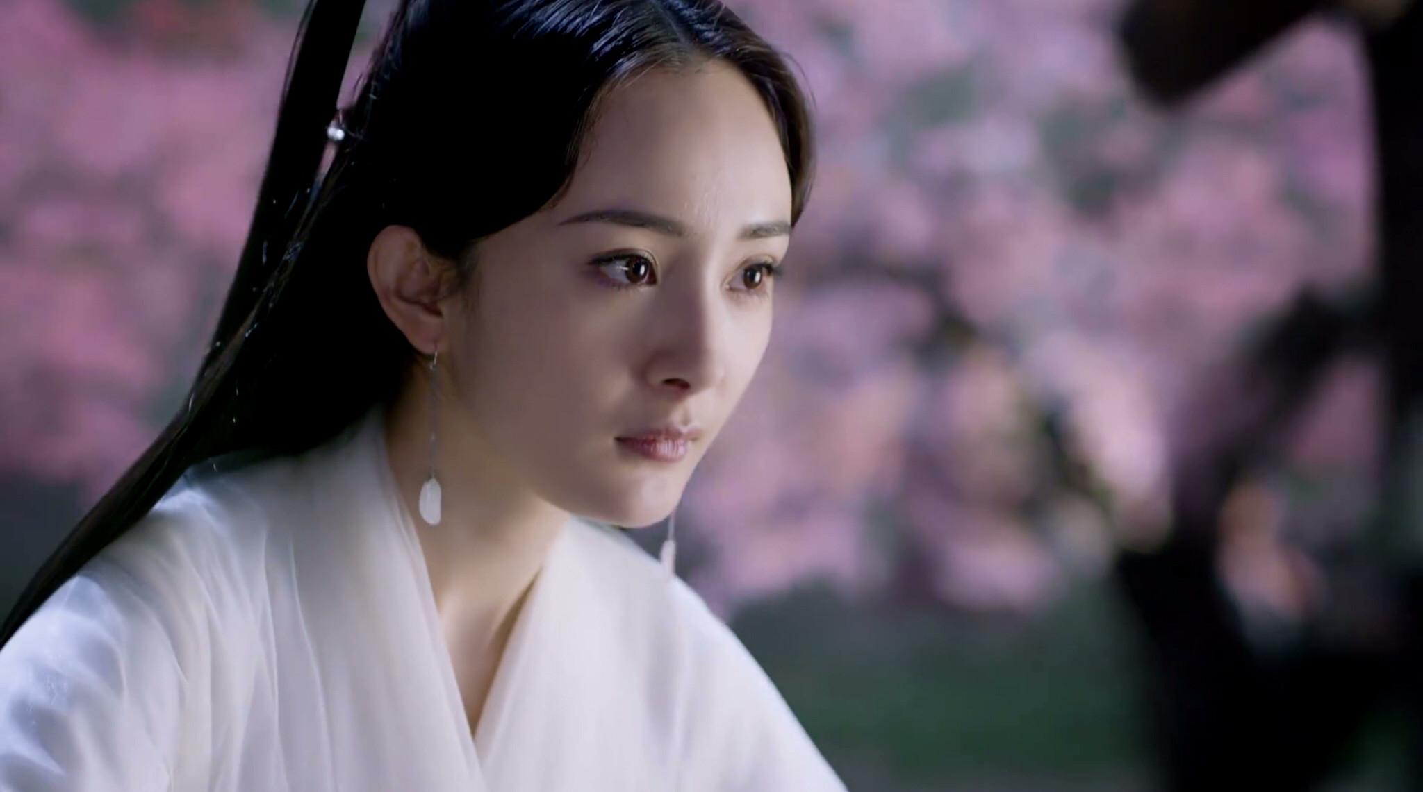 白浅因为太过顽劣,所以被狐帝狐后交给折颜管教,而折颜则把她变成男儿