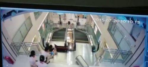 “荆州电梯吞人”事故中的妈妈在落入电动扶梯后究竟因何种原因致死，扶梯内部会对人体造成哪些损伤（女子被搅入扶梯最后一刻双手举出孩子）