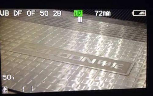 “荆州电梯吞人”事故中的妈妈在落入电动扶梯后究竟因何种原因致死，扶梯内部会对人体造成哪些损伤（女子被搅入扶梯最后一刻双手举出孩子）