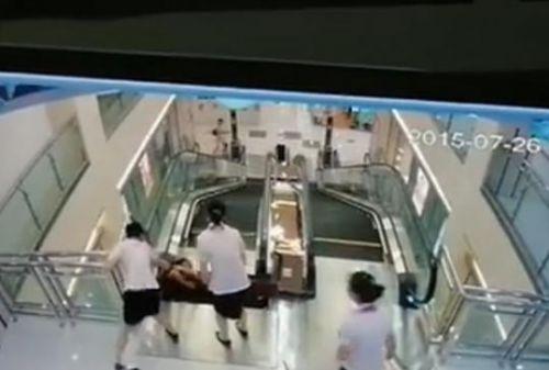 “荆州电梯吞人”事故中的妈妈在落入电动扶梯后究竟因何种原因致死，扶梯内部会对人体造成哪些损伤（女子被搅入扶梯最后一刻双手举出孩子）