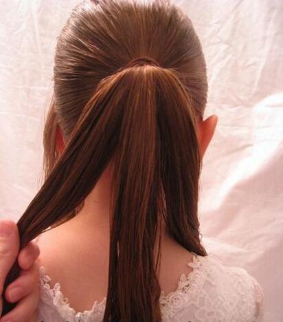 步骤3,剩下的头发用橡皮筋扎马尾,马尾的位置在耳上就好;步骤2,小女孩