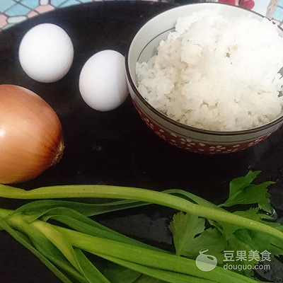 洋葱蛋炒饭做法窍门，快手早餐 ， 洋葱蛋炒饭