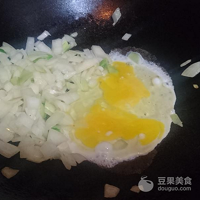 洋葱蛋炒饭做法窍门，快手早餐 ， 洋葱蛋炒饭