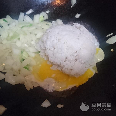 洋葱蛋炒饭做法窍门，快手早餐 ， 洋葱蛋炒饭