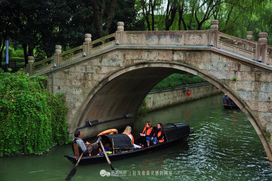 绍兴老城水网纵横,舟揖穿梭,汁原典型江南水乡,老绍人称"东方威尼斯.