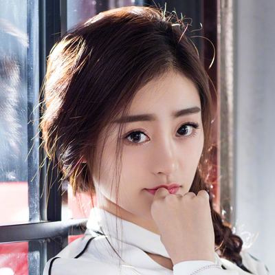三世里有出色表现的绝对玄女祝绪丹扮演的是单纯可爱的富家女商碧晨