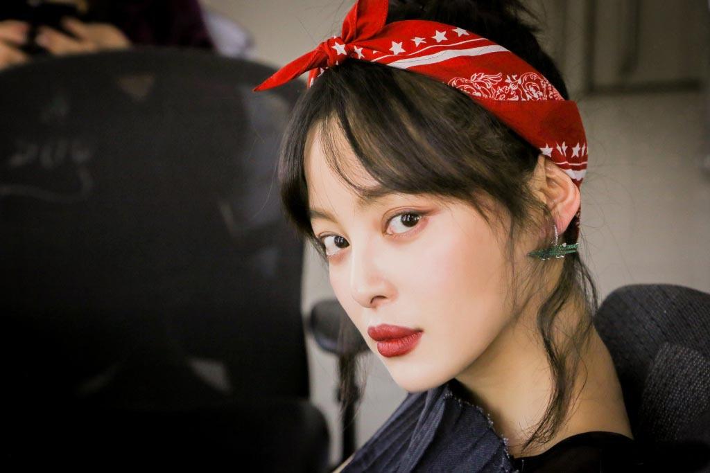 辛芷蕾微博晒照 头戴红色发带 不施粉黛的美