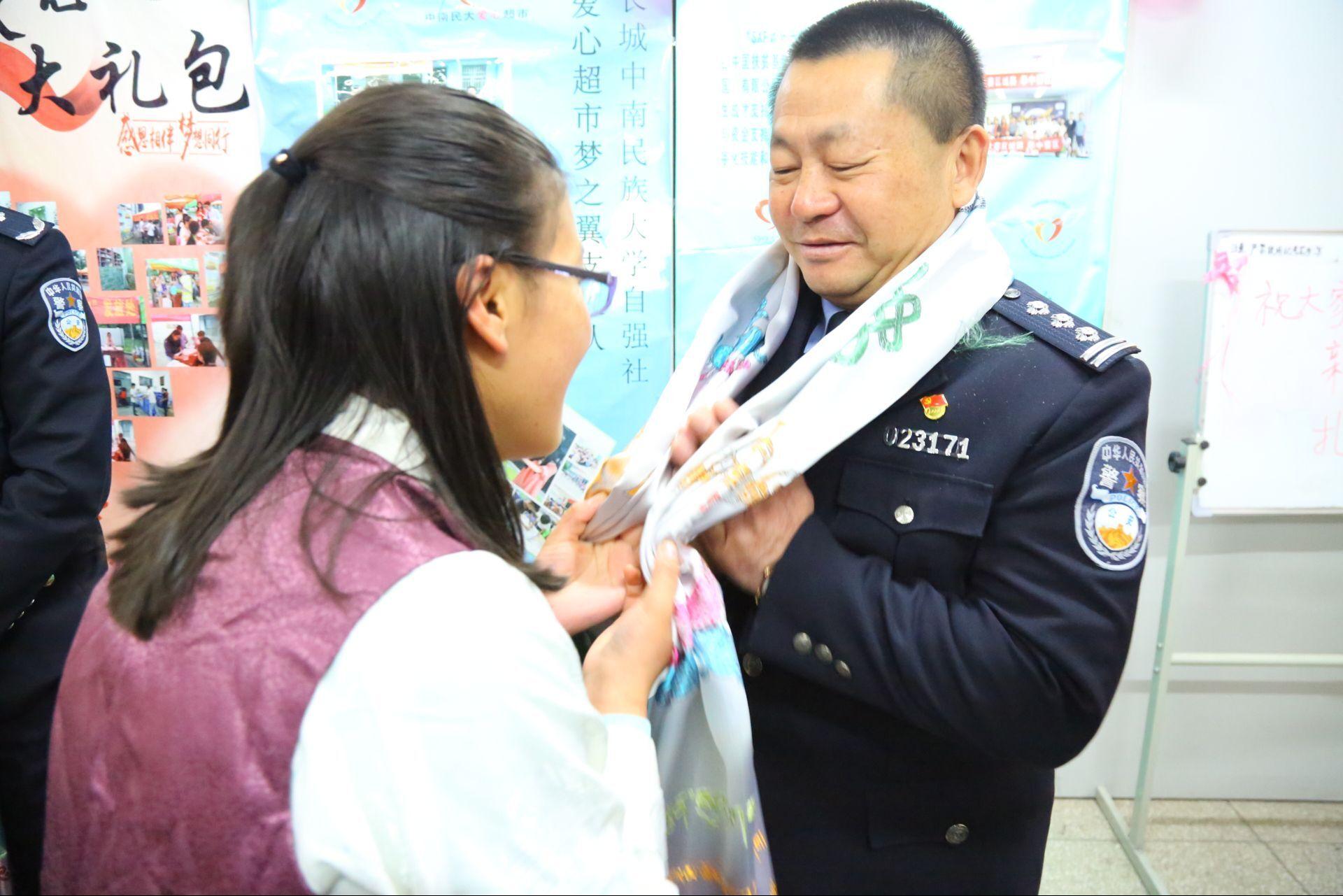 中南民族大学校长（17年默默资助26名少数民族学子）