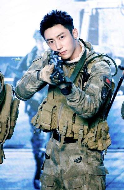 《红海行动》中的铁血狙击手顾顺 私下的黄景瑜却"很潮男"