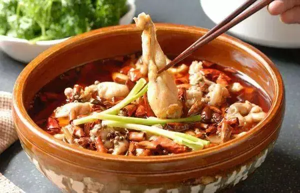 “食人蛙”传闻引热议：吃青蛙真能治癌症？专家辟谣揭真相，切勿轻信偏方误健康。