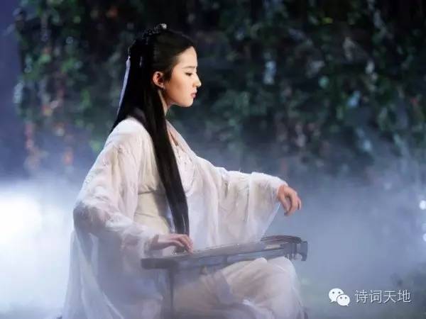 一百条裙子好词好句，一百条裙子好词好句摘抄和作者（一袭长裙绊人心）