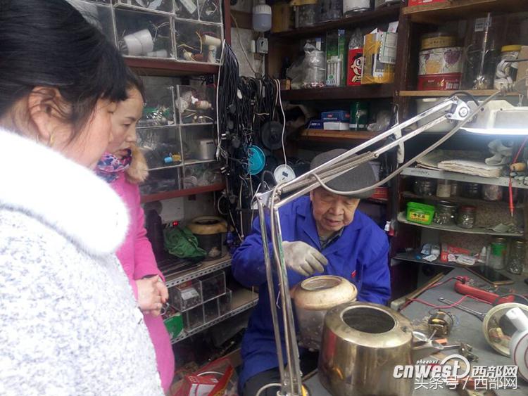 渭南市家电维修 身边活雷锋 渭南七旬老党员街头义务修家电
