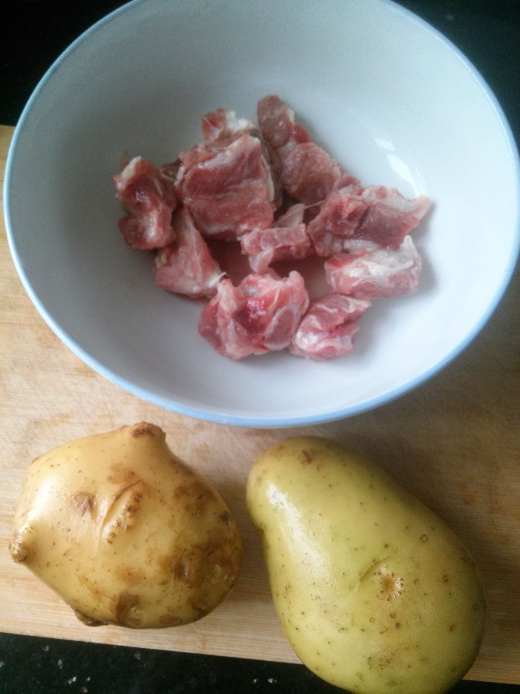 土豆炖排骨汤怎么做好吃，土豆炖排骨汤怎么做好吃窍门（来一碗味道鲜美的土豆排骨汤）