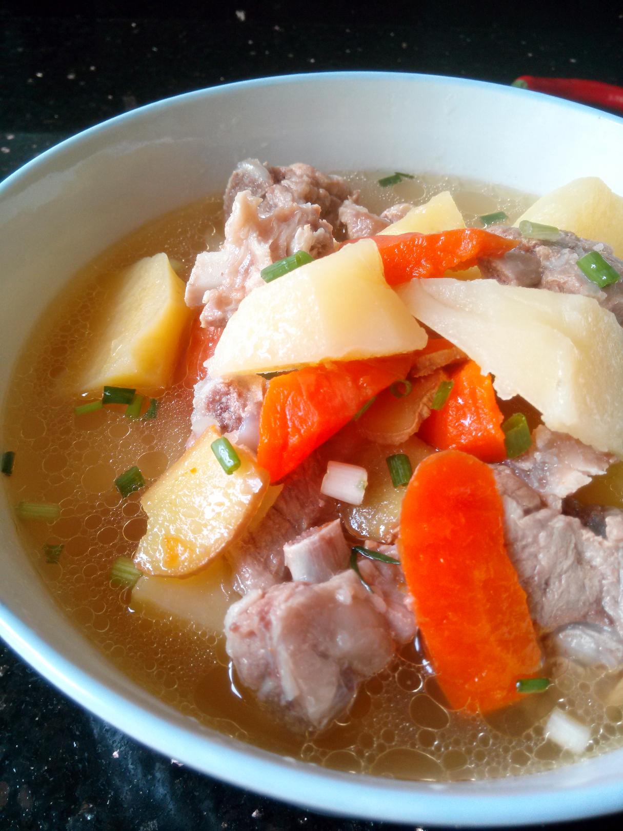 土豆炖排骨汤怎么做好吃，土豆炖排骨汤怎么做好吃窍门（来一碗味道鲜美的土豆排骨汤）