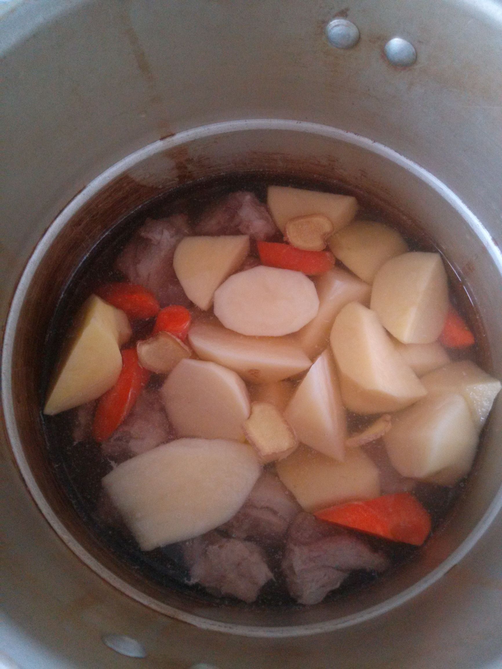 土豆炖排骨汤怎么做好吃，土豆炖排骨汤怎么做好吃窍门（来一碗味道鲜美的土豆排骨汤）