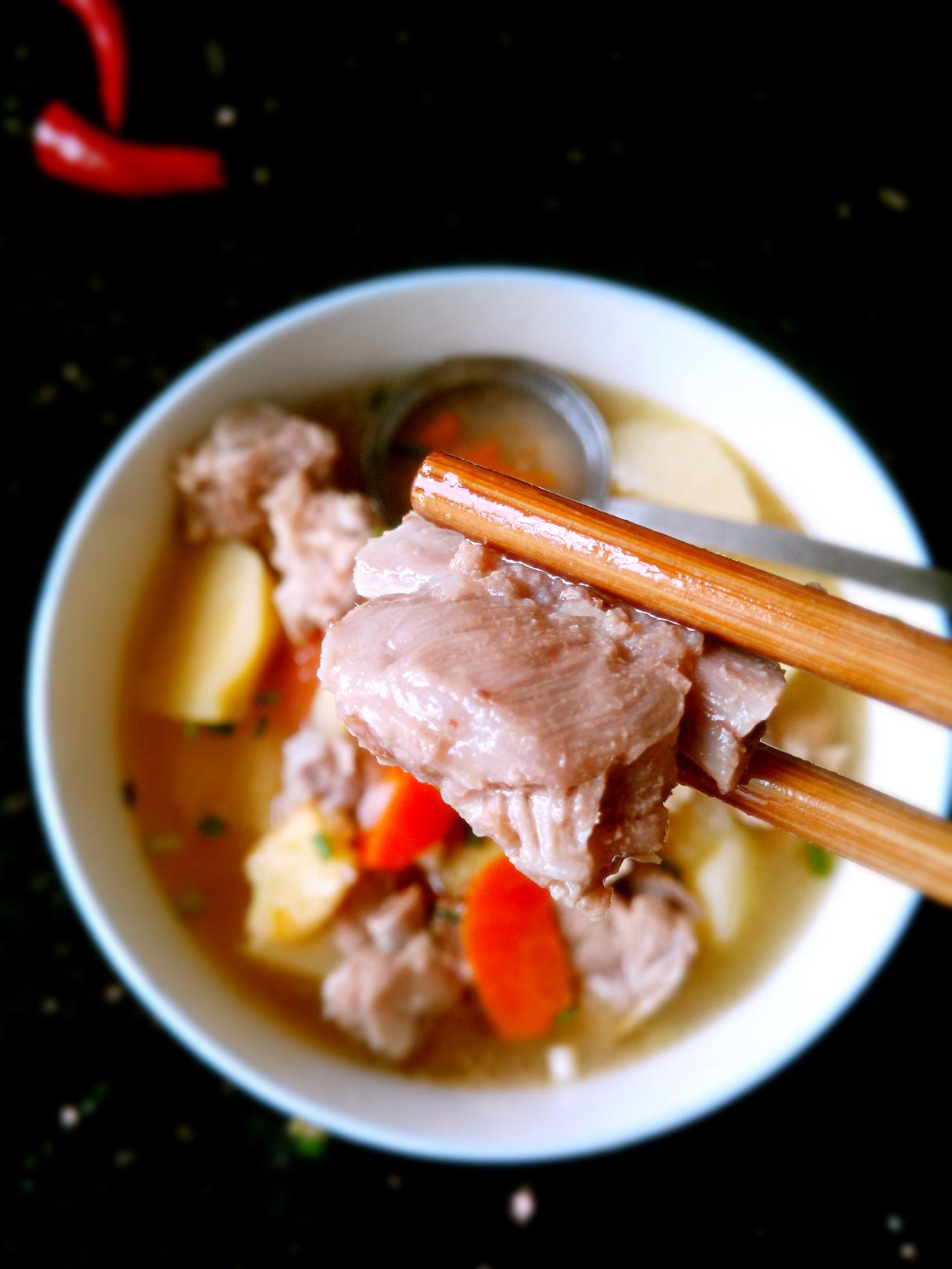 土豆炖排骨汤怎么做好吃，土豆炖排骨汤怎么做好吃窍门（来一碗味道鲜美的土豆排骨汤）