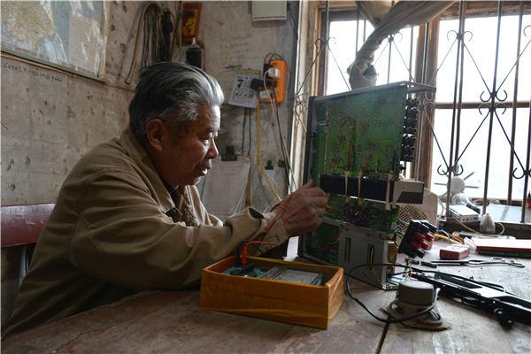 安阳家电维修 安阳七旬老人免费维修家电50年 不需换零件就不收钱